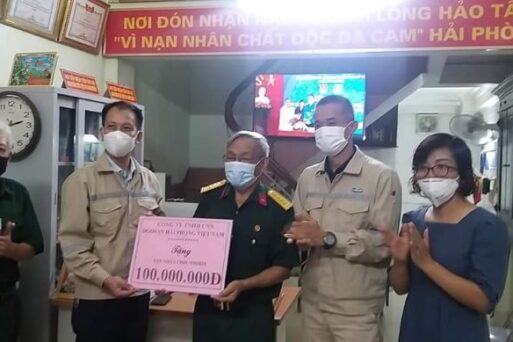 Trung tâm Văn hóa Doanh nhân phối hợp với Bệnh viện Phụ sản Hải Phòng, Công ty TNHH Công nghiệp Doosan Hải Phòng Việt Nam kêu gọi được 135 triệu đồng giúp đỡ nạn nhân chất độc da cam/dioxin trên thành phố Hải phòng