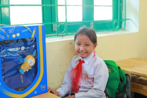 Bảo Việt Nhân thọ tặng 6.000 chiếc balo “Quà vui tới trường” cho trẻ em có hoàn cảnh khó khăn với thông điệp “Có An là có điểm tựa”