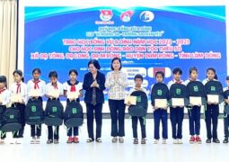 Trường TH – THCS – THPT Phan Chu Trinh đồng hành cùng Quỹ học bổng Vừ A Dính