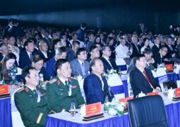 Phạm Tiến Dũng viết “May 10 viết tiếp bản hùng ca” cho dấu mốc 80 năm một thương hiệu Dệt may Việt Nam